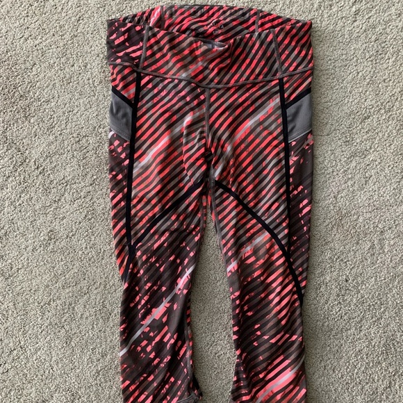 Small Petite Athleta Cropped Leggings - Picture 3 of 6